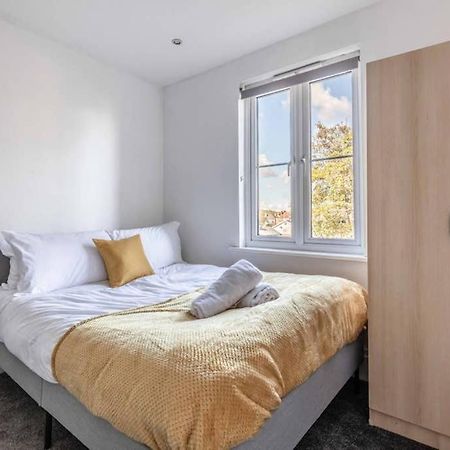 Modern Apartment On Egham High St And Close To Royal Holloway Extérieur photo