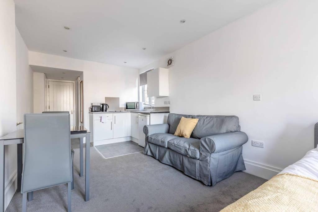 Modern Apartment On Egham High St And Close To Royal Holloway Extérieur photo