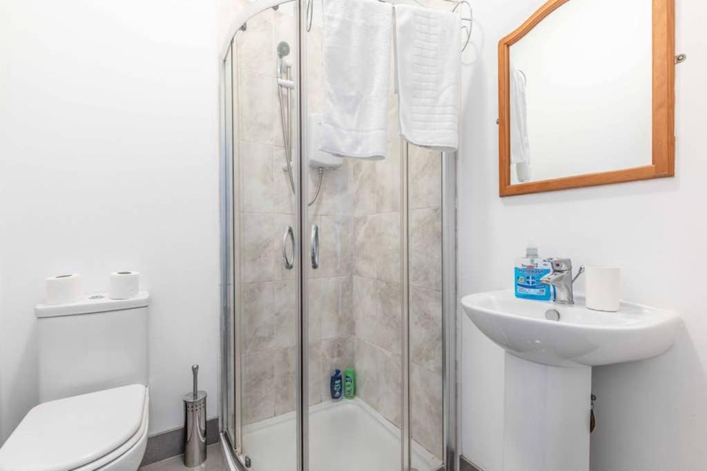 Modern Apartment On Egham High St And Close To Royal Holloway Extérieur photo