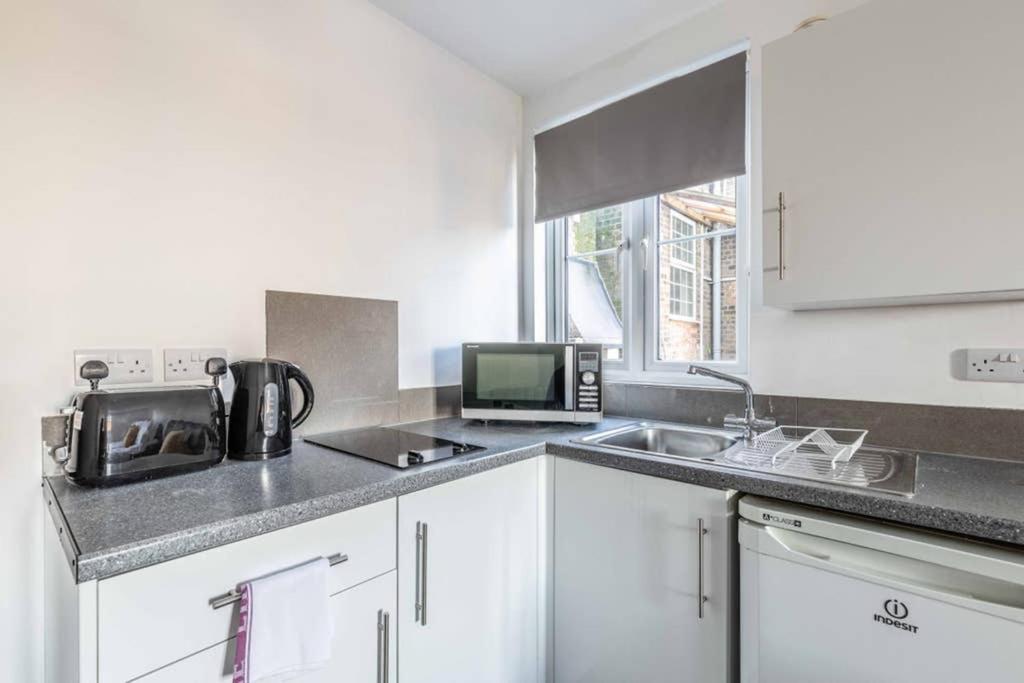 Modern Apartment On Egham High St And Close To Royal Holloway Extérieur photo