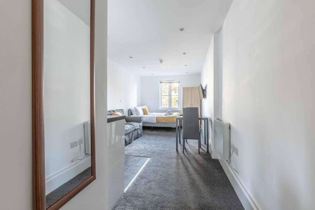 Modern Apartment On Egham High St And Close To Royal Holloway Extérieur photo